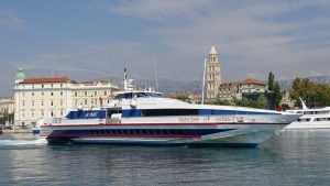 Home Moderne speedboat in Kroatië - voorbeeld van een boot die registratie op je eigen naam vereist