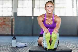 Home Man voert dumbbelloefeninguit voor spiertraining met goedkope dumbells