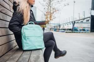 Home Vrouw toont trendy tas outfit met clutch en telefoontasje voor fashionista's