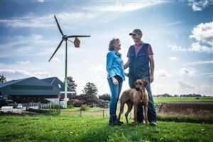 Kleine windmolen op een boerderij voor zelfstandige stroomopwekking met duurzame energie