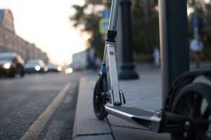 Home Elektrische step rijder in stedelijk gebied demonstreert voordelige allrounder kwaliteiten