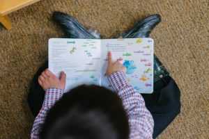Illustratie over lesgeven aan jonge kinderen met aandacht voor beweging en interactie