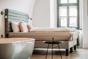 Home Internationale student zoekt betaalbare studentenhuisvesting in Amsterdam met laptop