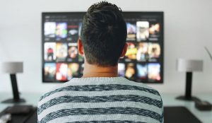 Home Visuele weergave van technologische vooruitgang op tv kopen met evolutie van beeldbuis naar moderne 4K en 8K slimme televisie