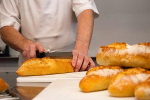 Home Traditionele bakkerij in Leiden met versgebakken brood en gebakjes in de etalage