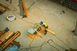 Selectie van beste bouwmaterialen voor bouw- en renovatieprojecten met verschillende lijmen en afdichtingsmiddelen