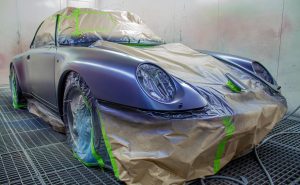 Professionele autospuiterij in Drachten met geavanceerde spuitcabine en vakmanschapsuitrusting