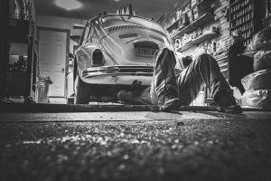 Auto reparatie werkplaats in Heerhugowaard waar technici voertuigen onderhouden en repareren
