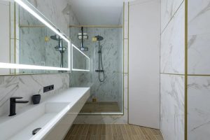 Home Modern washroomwandontwerp met schone lijnen, minimalistische vormen en neutrale kleurenpalettering voor rustige, hygiënische