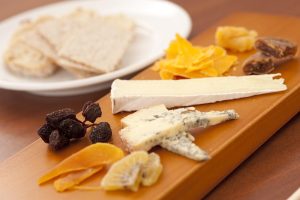 Home Mooie borrelplank met kazen, vleeswaren, fruit, noten en dips van Food and Wood voor feestjes