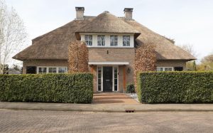 Home Moderne levensloopbestendige woning met duurzame materialen, grote ramen voor natuurlijk licht en toegankelijk ontwerp voor a