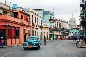 Kleurrijke koloniale architectuur en straten in Havana, onderdeel van een rondreis Cuba en Mexico door tropische landschappen