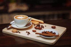 Infographic over verborgen kosten van koffie inclusief milieueffecten, ontbossing en arbeidsomstandigheden op plantages