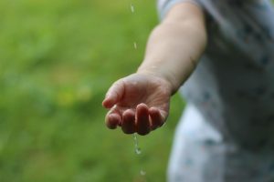 Home Illustratie van 5 praktische tips voor duurzamer leven, inclusief LED-verlichting, duurzaam transport en recycling