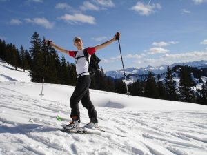 Home Wintersport in het digitale tijdperk: skiers in een moderne indoor skihal met geavanceerde technologie en digitale systemen