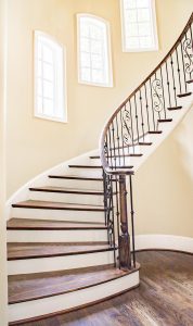 Home Overzicht van verschillende soorten trappen: klassieke houten trap, moderne glazen trap, wenteltrap en industriële trap.