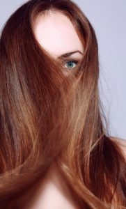 Laser ontharing behandeling die haarfollikels beschadigt voor blijvende haargroeivermindering zonder scheren of waxen