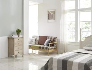 Home Moderne troffelvloer met glanzende afwerking in woning, gemaakt van epoxyhars en kwartszand