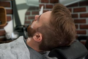 Home Barbier carrière: professional voert haarverzorging uit met precisie en expertise