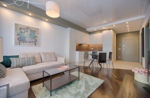 Stijlvolle rechthoekige wandplanken met boeken, planten en decoratie in een modern interieur