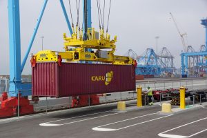 Visuele weergave van logistieke routes naar Roemenië met vervoersopties voor duikuitrusting