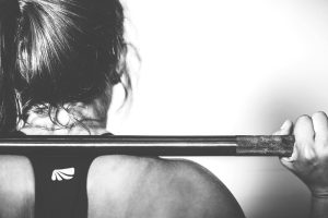 Home Vergelijking thuis sporten versus sportschool: verschillen in apparatuur, motivatie en trainingsresultaten