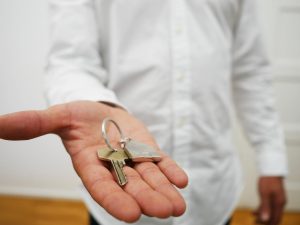 Home Professionele slotenmaker demonstreert veilig sloten vervangen met vakkundige service en eerlijk advies voor woningbeveiligin